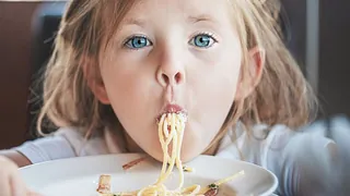 Barn spiser pasta